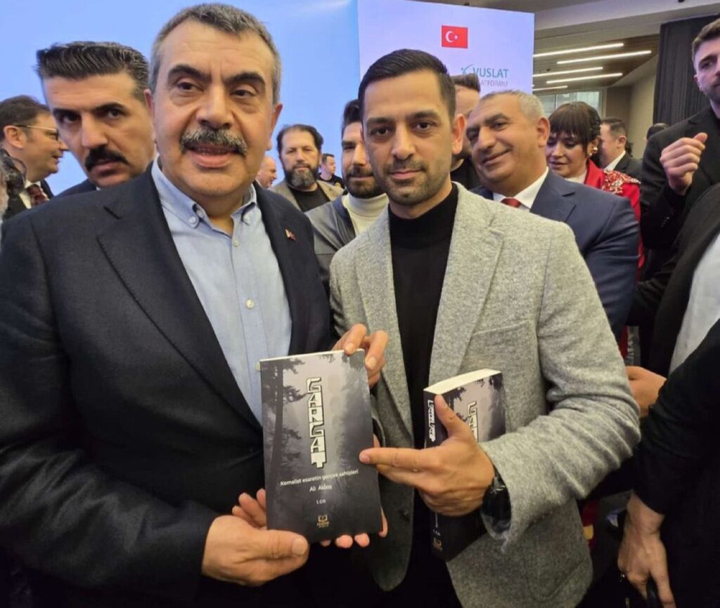 Milli Eğitim Bakanı Yusuf Tekin’in Fotoğrafı Tepki Çekti: Tartışmalı Kitap Detayı