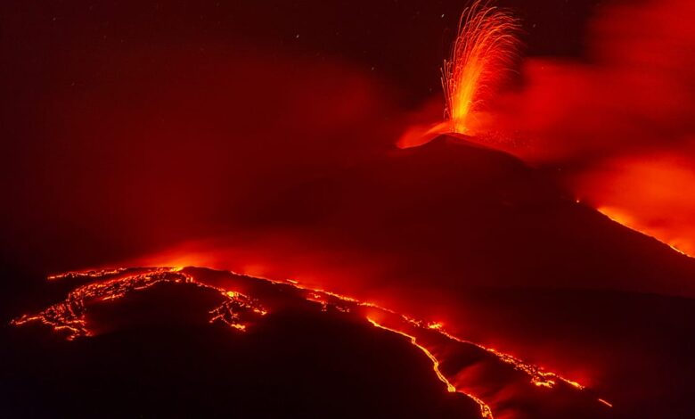Etna Yanardağı Patlamalarının Sırları: Kül Bulutlarından Bereketli Topraklara