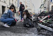 Paris'te Şiddetli Şehir Yıkımı: Dükkanlar Yıkıldı, Bisikletler Yanıyor