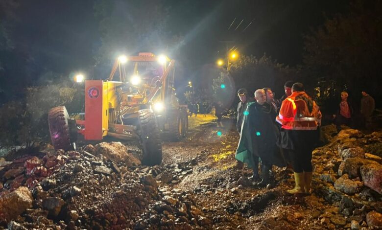 Antalya’da Sağanak Selinde Demre’de Evler, Yollar ve Seralar Su Basti