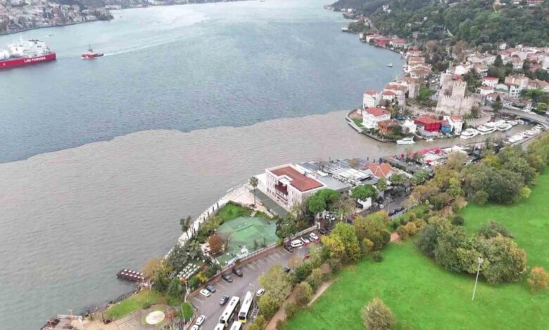 İstanbul Boğazı’nda Çamur Fırtınası: Doğanın Sürpriz Renkleri