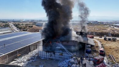 Uşak Tekstil Geri Dönüşüm Fabrikasında Şiddetli Yangın: Gökyüzü Siyah Dumanla Kaplandı