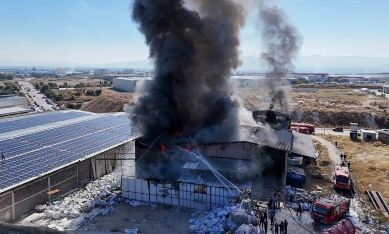Uşak Tekstil Geri Dönüşüm Fabrikasında Şiddetli Yangın: Gökyüzü Siyah Dumanla Kaplandı