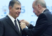 İzmir Büyükşehir Belediye Başkanı Cemil Tugay, AKP Rozeti Takarken 5 Günlük İzin İstedi