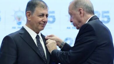 İzmir Büyükşehir Belediye Başkanı Cemil Tugay, AKP Rozeti Takarken 5 Günlük İzin İstedi