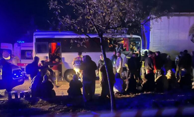 Isparta’da Çekici ve Minibüs Çarpışması: 17 Yara Gözlemlendi