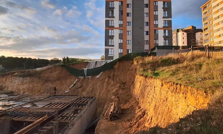 Pendik'te Toprak Kayması: 9 Katlı Bina Tahliye Edildi