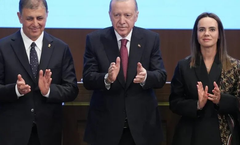 İzmir Belediye Başkanı Cemil Tugay'ın AKP Katılımında Öznur Tugay'ın Sahneye Çıkışı