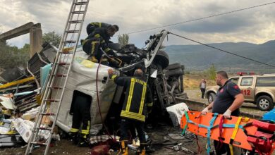 Kargo Kamyonu 25 Metreden Düşerek İki Yaralı Oluşturdu