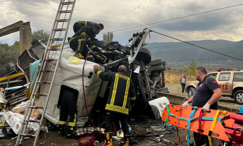 Kargo Kamyonu 25 Metreden Düşerek İki Yaralı Oluşturdu