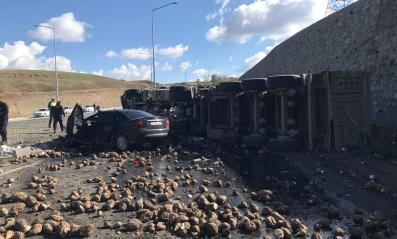 Ağrı’da Şeker Pancarı Tırının Otomobille Çarpışması: 4 Kişi Hayatını Kaybetti