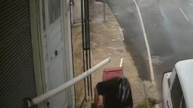Kozan’da Motosikletli Kurye, Su Tahliye Borusuna Çarpıp Kaskıyla Hayatını Kurtardı
