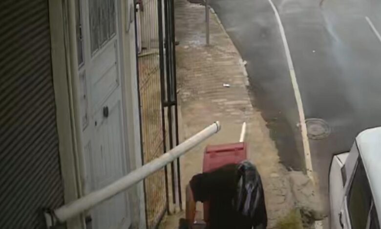 Kozan’da Motosikletli Kurye, Su Tahliye Borusuna Çarpıp Kaskıyla Hayatını Kurtardı