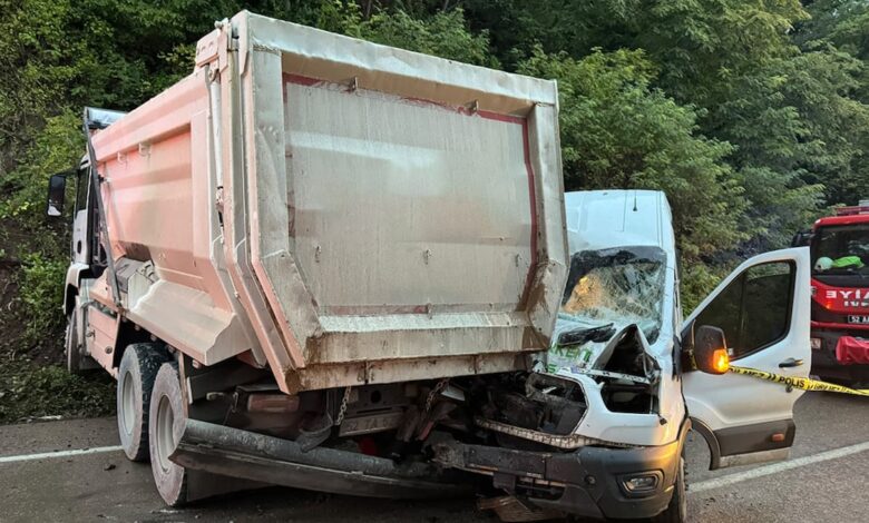 Minibüs-Kamyon Çarpışması: 1 Ölü, 18 Öğrenci ve 23 Yarı