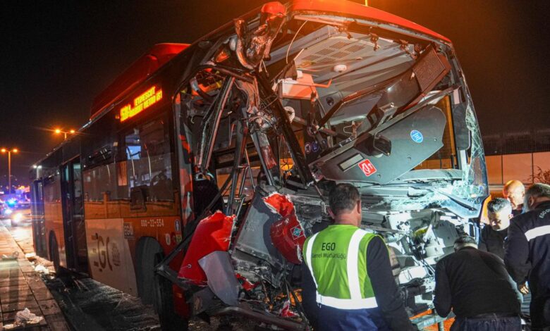 Ankara’da EGO Otobüsü Yaya Üst Geçidinin Ayağına Çarptı: 24 Yaralı