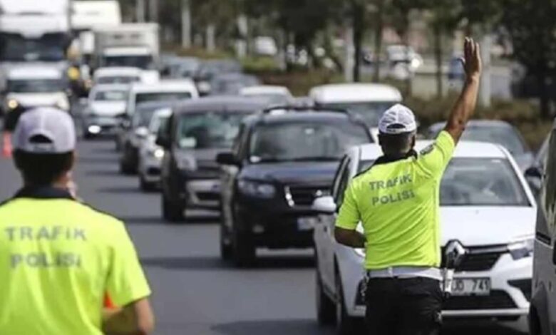 Polis 81 İl'de Çevirme Noktalarında Sürücüleri Kontrol Ediyor