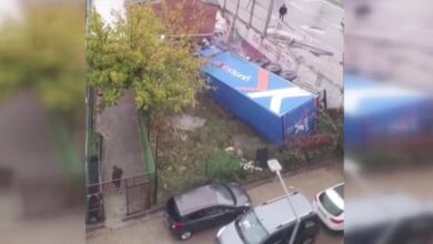 Sultangazi'de Kontrolden Çıkan Tırın Şok Edici Yol Kenarına Çöküşü