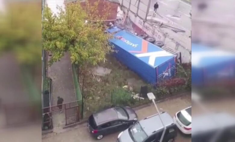 Sultangazi'de Kontrolden Çıkan Tırın Şok Edici Yol Kenarına Çöküşü