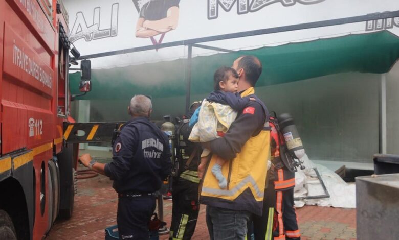 Mersin Mut'ta 4 Katlı Halı-Mobilya Mağazasında Şiddetli Yangın: 80 Kişi Tahliye Edildi