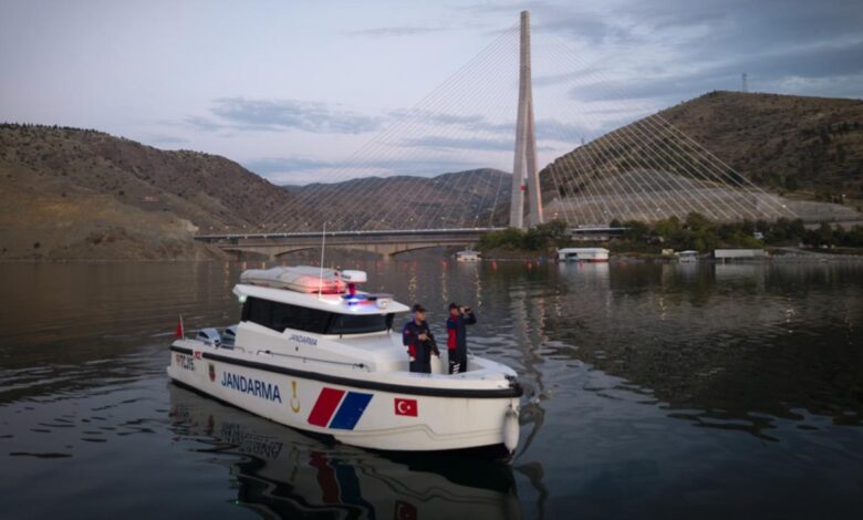 Karakaya Barajı’nda Yüzen Karakolu: Su Üstü Güvenliğin Yeni Kahramanı